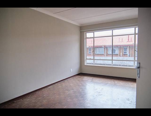 2 BEDROOM PROPERTY TO RENT IN FLORIDA LAKE